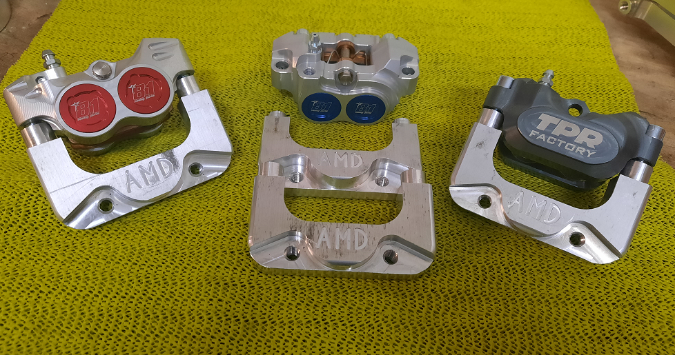 Pattes de déport 300mm Derbi étriers radial 84mm Spécial