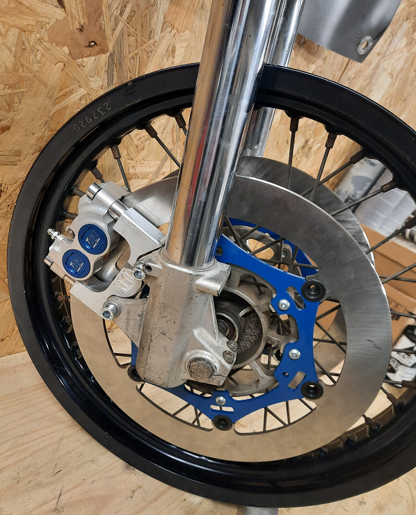 Pattes de déport 300mm Derbi étriers radial 84mm Spécial – Image 2